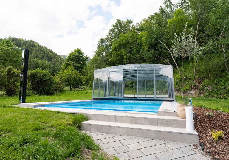Hohe Poolüberdachung Revolution Pro aus Österreich