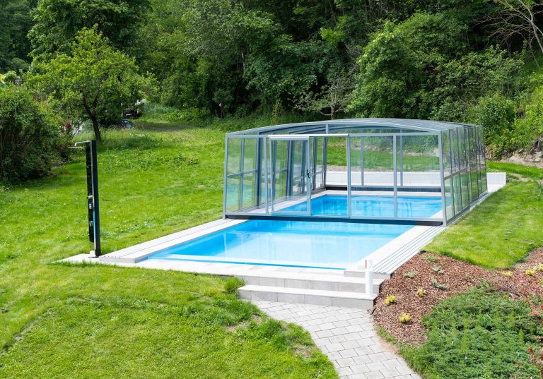 Hohe Poolüberdachung Revolution Pro mit Schienen