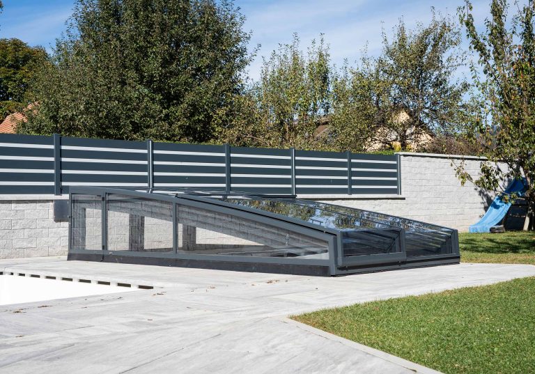 Poolüberdachung Avantgarde mit klaren Kanten