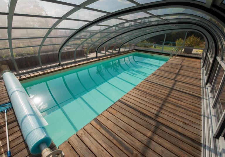 Poolüberdachung Emotion mit tropfenförmiger Konstruktion, Ansicht innen