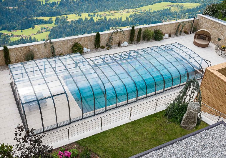 Poolüberdachung Mutation mit abgestufter Höhe - Ansicht geschlossen