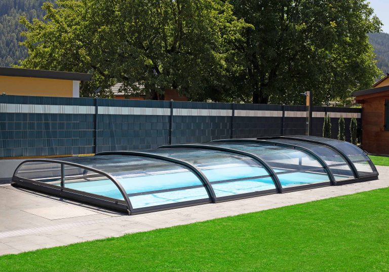 Poolüberdachung Panorama in pulverbeschichteter Alukonstruktion
