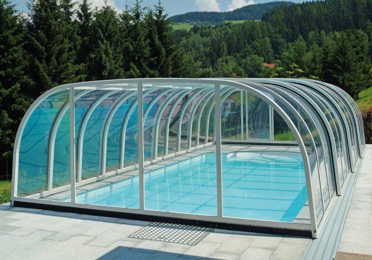 Poolüberdachung Revolution, hohe Korbbogenform, Ansicht der geschlossenen Überdachung