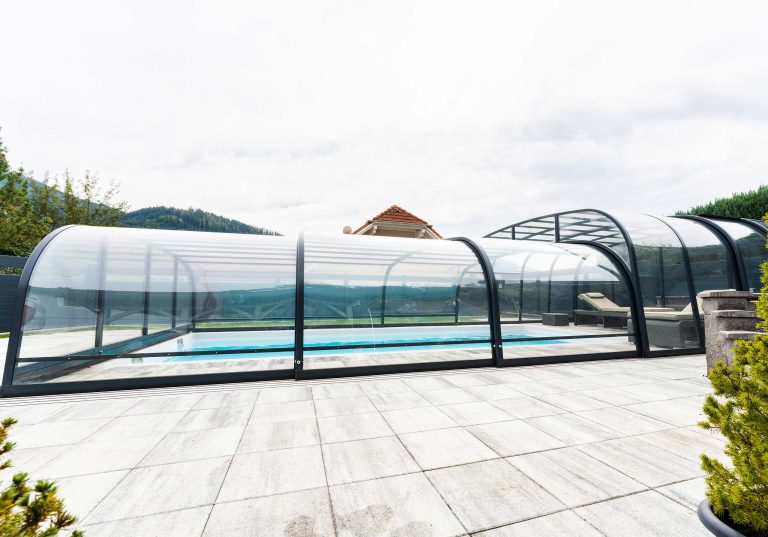 Poolüberdachung Revolution in hybrider Ausführung
