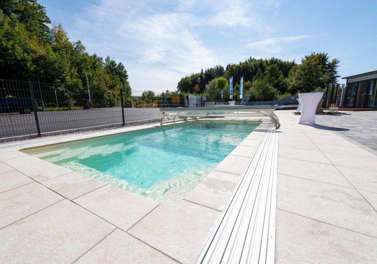 Poolüberdachung Superflat, serienmäßig versperrbar