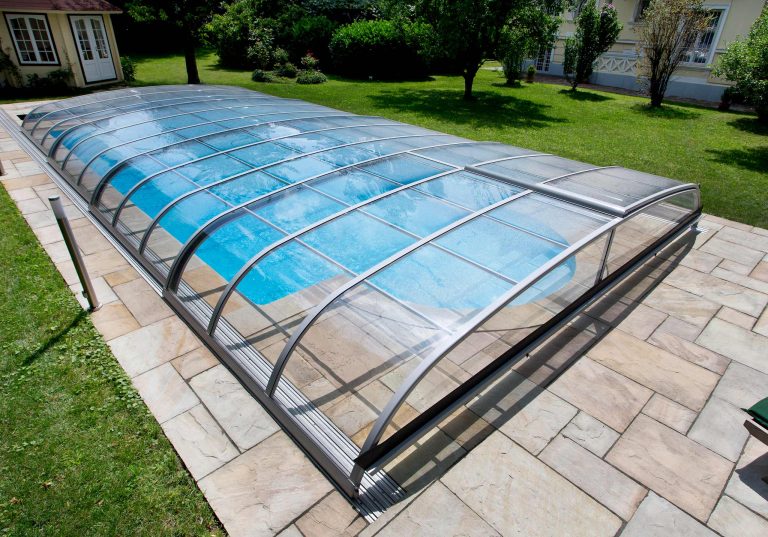 Poolüberdachung Superflat vereint Design, Funktionalität und Ästhetik