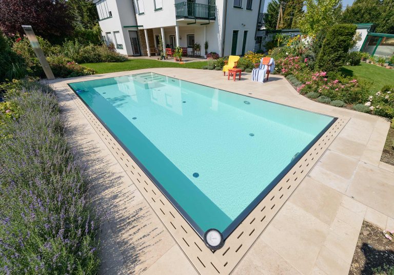 Überlaufpool komplett mit Dusche im Garten