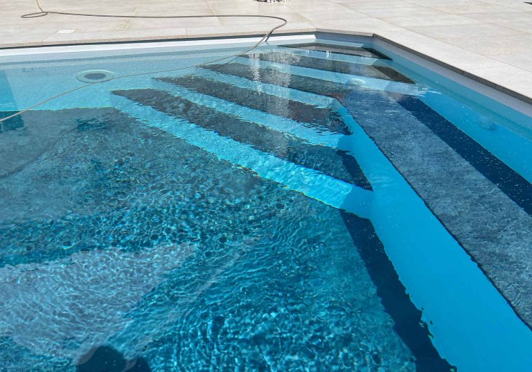 Poolsanierung Gemauertes Becken Treppe Foliert