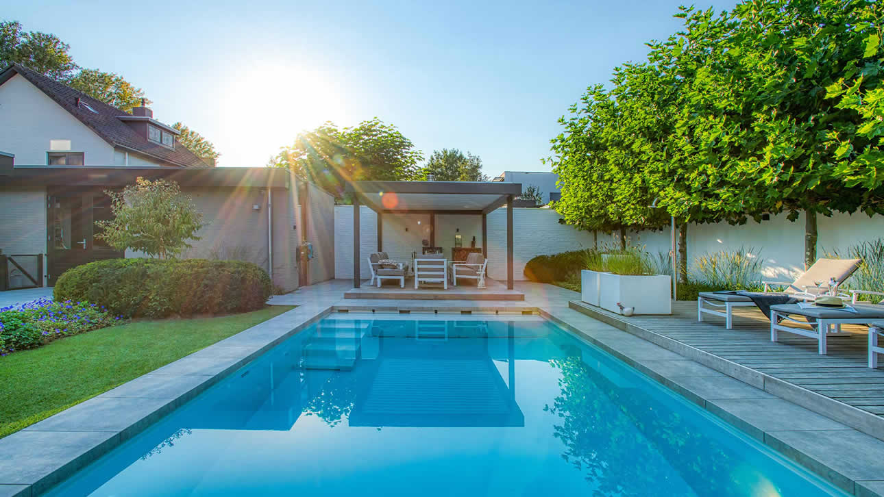 Premium Polyesterpool-im-sommerlichen Ambiente