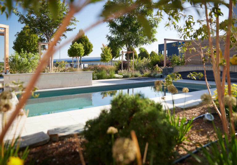 Pool Partner Wien Nord - Gartenraum Pool in gepflegten Garten